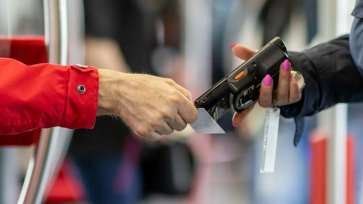 Fahrkartenkontrolle: Wer regelmäßig schwarzfährt, muss damit rechnen, als Straftäter verurteilt zu werden. Einige Betroffene landen sogar im Gefängnis.
ARCHIV - 05.05.2022, Bayern, Nürnberg: Eine Fahrkartenkontrolleurin (r) kontrolliert mit einem elektronischen Lesegerät in der Nürnberger U-Bahn den Fahrschein von einem Fahrgast. In Nordrhein-Westfalen sind seit Einführung des 9-Euro-Tickets viel weniger Schwarzfahrer erwischt worden als vorher. (zu dpa: «9-Euro-Ticket: Weniger Passagiere ohne gültigen Fahrschein unterwegs») Foto: Daniel Karmann/dpa +++ dpa-Bildfunk +++