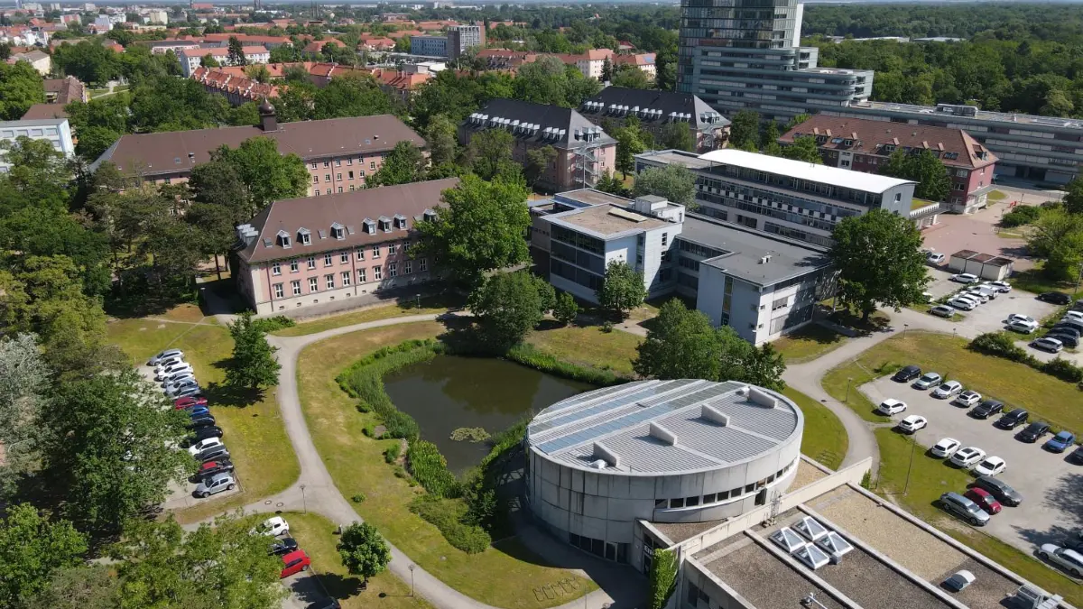 Behördenzentrum im Cottbuser Süden. Nicht nur dort gibt es noch Platz für die offenbar notwendigen Behördenarbeitsplätze des Landes.
Luftaufnahme vom 3. Juni 2021
Behördenzentrum Cottbus, Südeck
Vom-Stein-Straße, Hardenbergstraße, LEAG Hauptverwaltung
