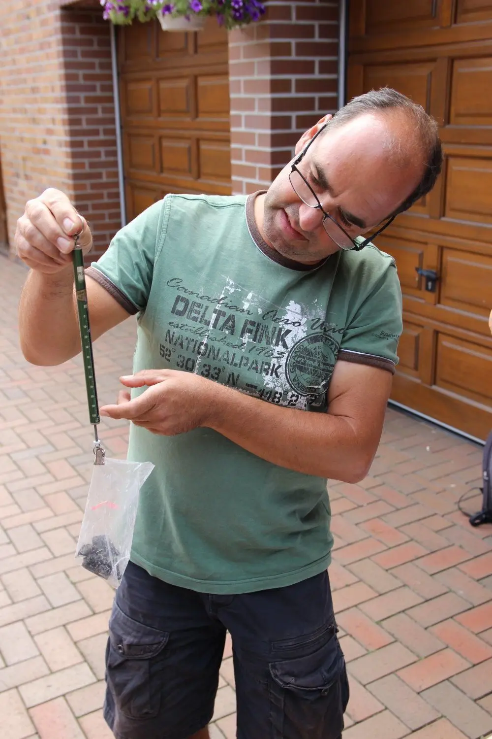 Ornithologe Heiko Michaelis beringt und wiegt die Schwalbenjungen. Dieser Vogel bringt es auf 14,6 Gramm. Er ist ein wenig untergewichtig, urteilt Michaelis.