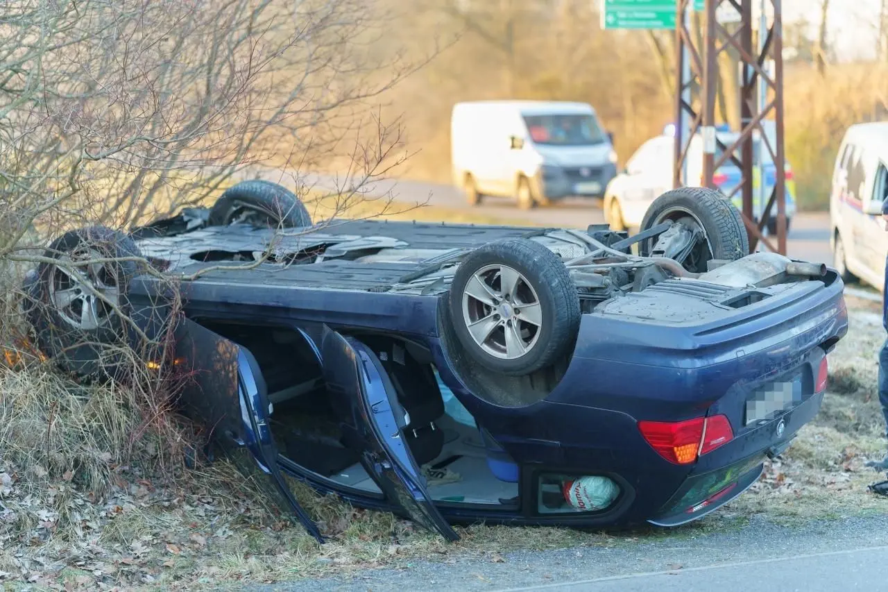 Schwerer Unfall in Forst: Zwei Fahrzeugen krachen aufeinander. Dieser Pkw überschlägt sich beim Crash und bleibt auf dem Dach liegen.