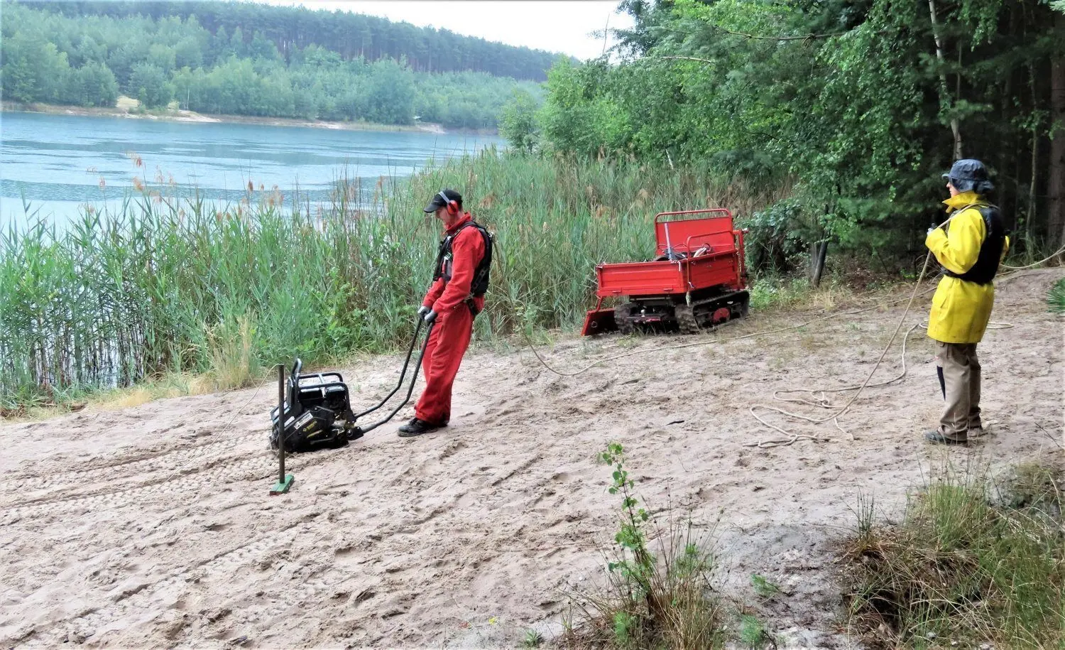 Der Diplom-Geologe Jochen Schubert hat im Sommer 2021 die Strandbereiche am Westufer des Felixsees mit einem Rüttler getestet: Wie viele Erschütterungen vertragen sie?