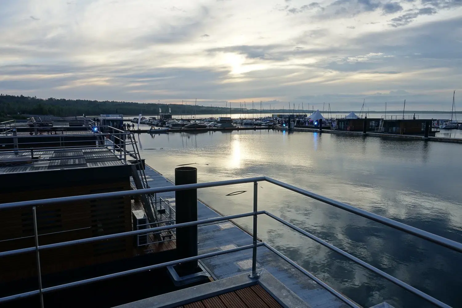 Idylle pur: Der Blick von der Terrasse eines schwimmenden Hauses auf den Hafen in Klitten.