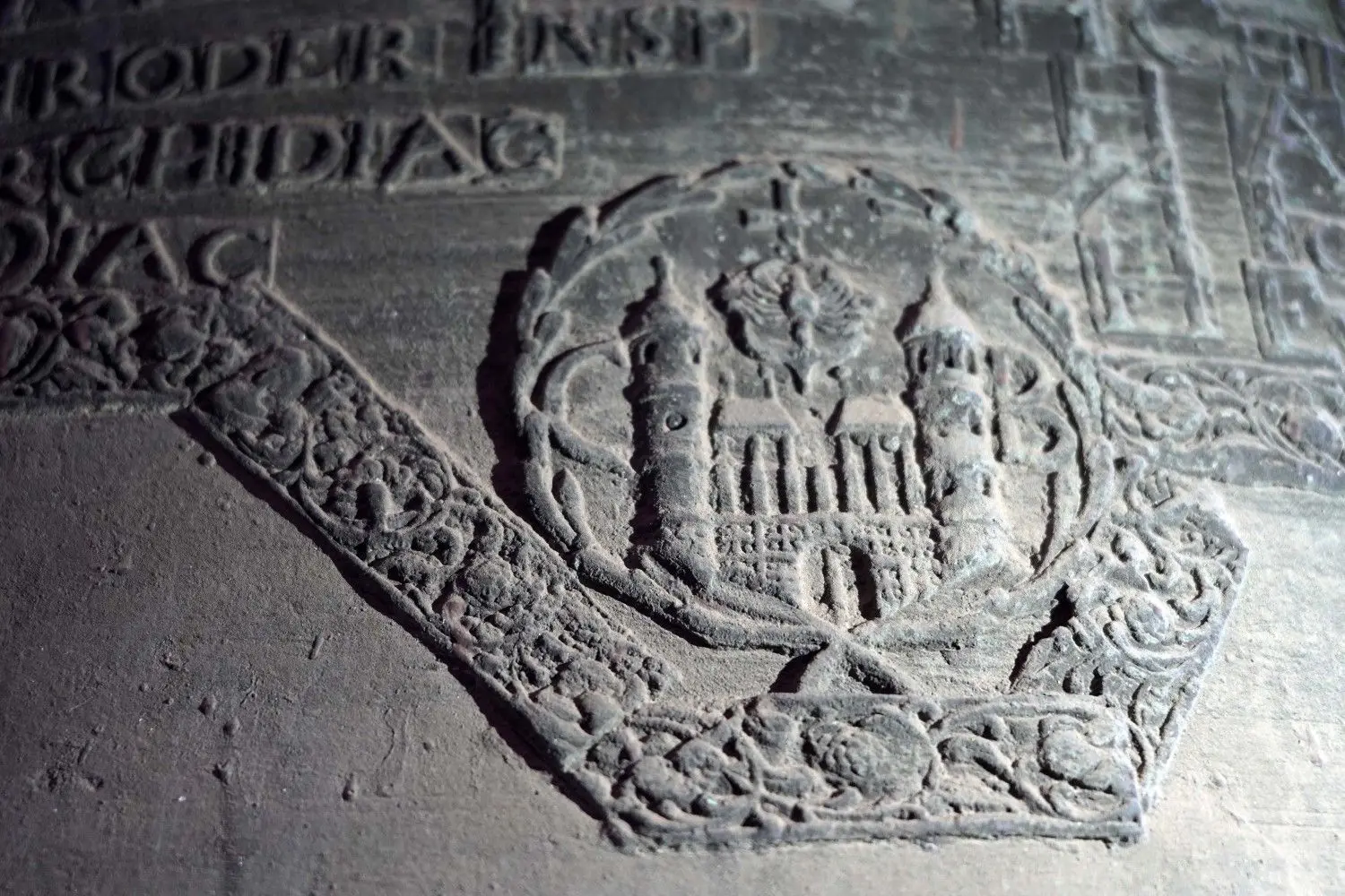 Die größte Glocke von St. Nikolai wiegt zweieinhalb Tonnen und wurde im Jahr 1671 von Glockengießer Franz Sebastian Voillard gegossen. Im Detail das Stadtwappen von Cottbus.