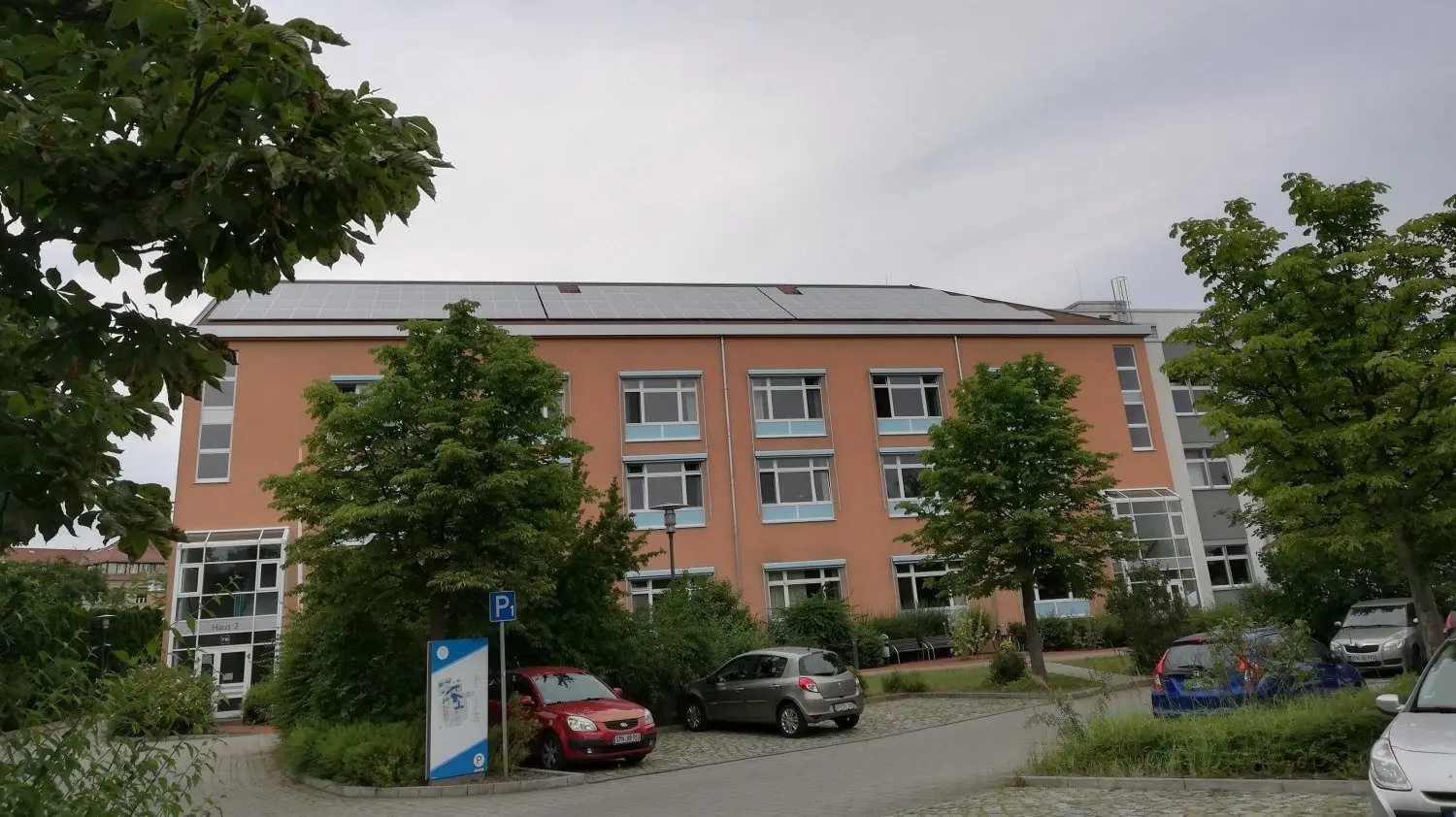 Das Wilke-Stift in Guben hat der Solargenossenschaft Lausitz genehmigt, auf dem  Dach des Bettenhauses eine Photovoltaikanlage zu installieren. Die Anlage hilft dem Gubener Krankenhaus, Verbrauchsspitzen beim Strom abzufangen und dadurch Kosten zu sparen.