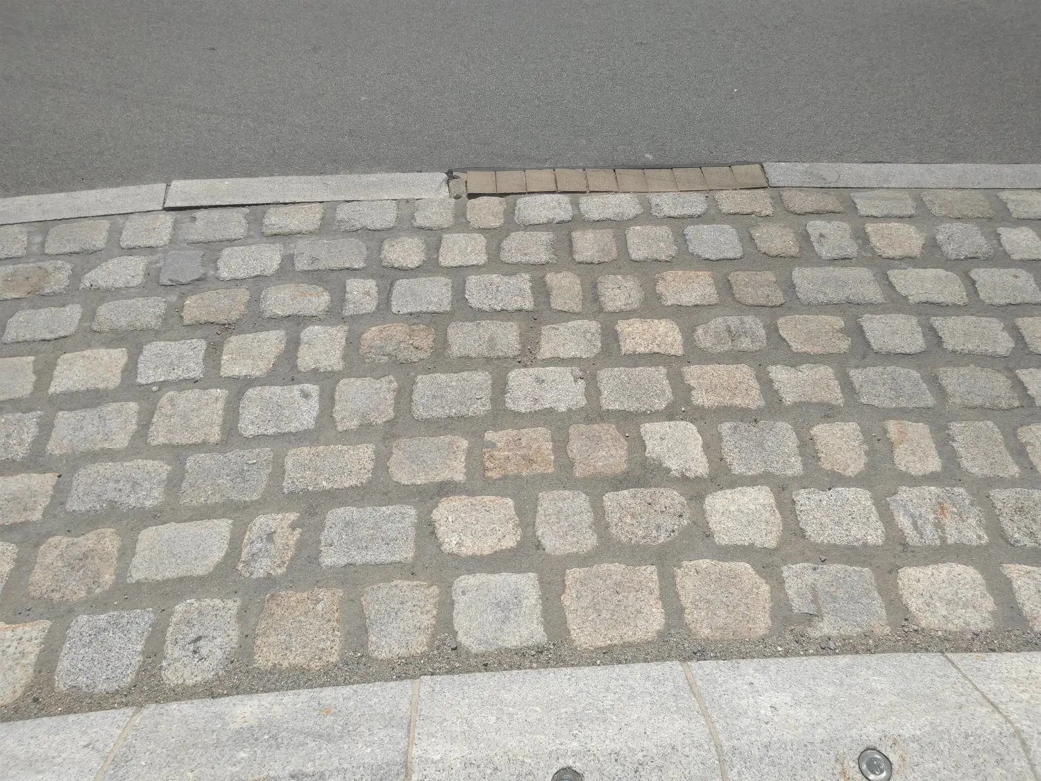 Deutlich zu sehen sind die Schäden an der Bordanlage im Laststreifen des Kreisinnenrings.Eine spezielle Betonrezeptur soll nun Abhilfe schaffen.