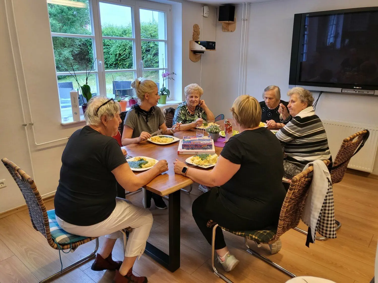 Gemeinsames Essen und Plaudern gehört zum Angebot des Nachbarschaftstreffs im Mehrgenerationenhaus des SOS-Kinderdorfs in Forst.