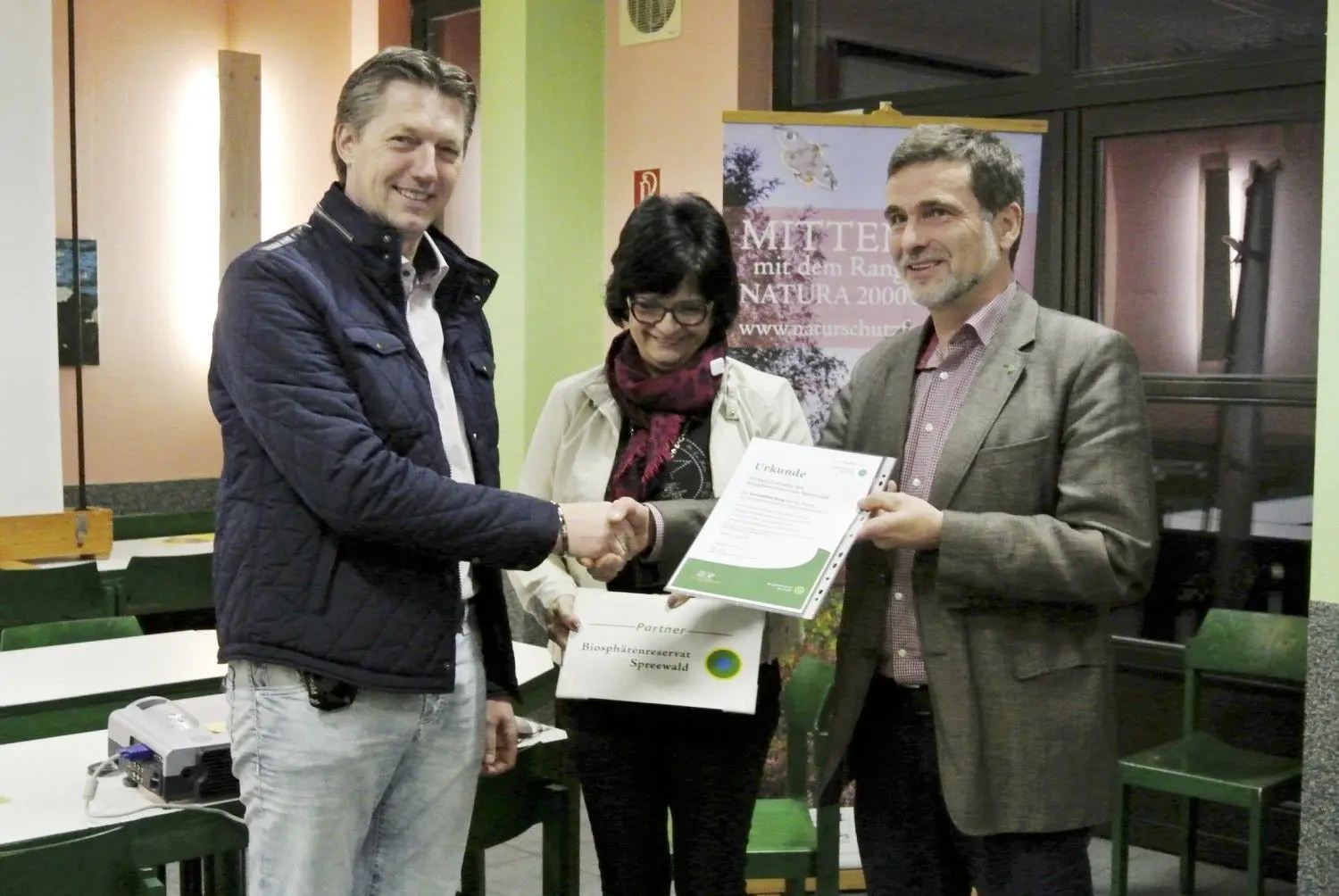 Der Burger Hafenmeister Dirk Meier (l.) erhielt 2016 die Partnerurkunde von Eugen Nowak und Birgit Döpke vom Biosphärenreservat. Foto: Ulrike Elsner