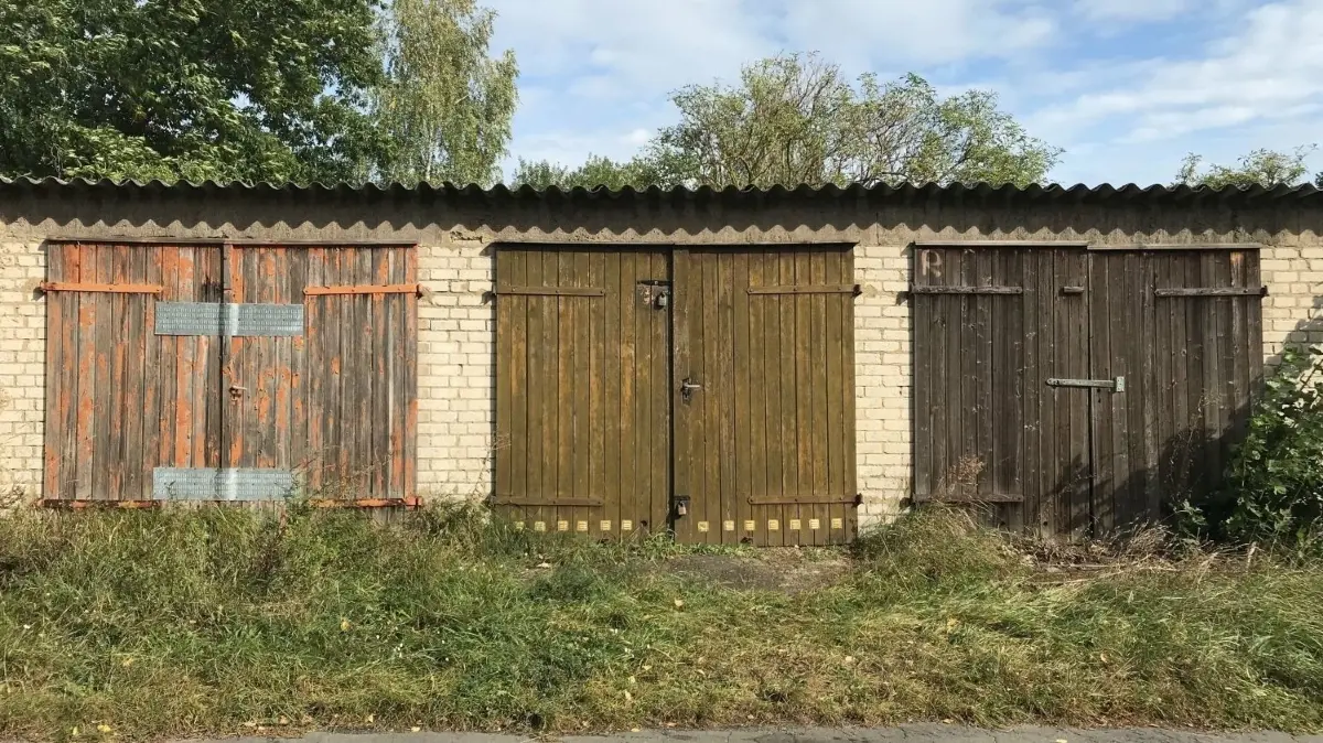 In der Jamlitzer Straße in Cottbus sind einige Garagen seit längerer Zeit ohne Wartung.
In der Jamlitzer Straße in Cottbus sind einige Garagen seit längerer Zeit ohne Wartung.