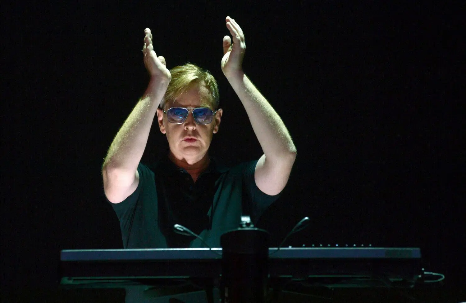 Andy Fletcher, Mitglied der britischen Synthie-Pop-Band Depeche Mode, ist tot. Er starb im Alter von 60 Jahren. Auf dem Foto ist bei einem Konzert im Rahmen der „The Delta Machine Tour“ auf der Bühne im Olympiastadion in Berlin zu sehen.