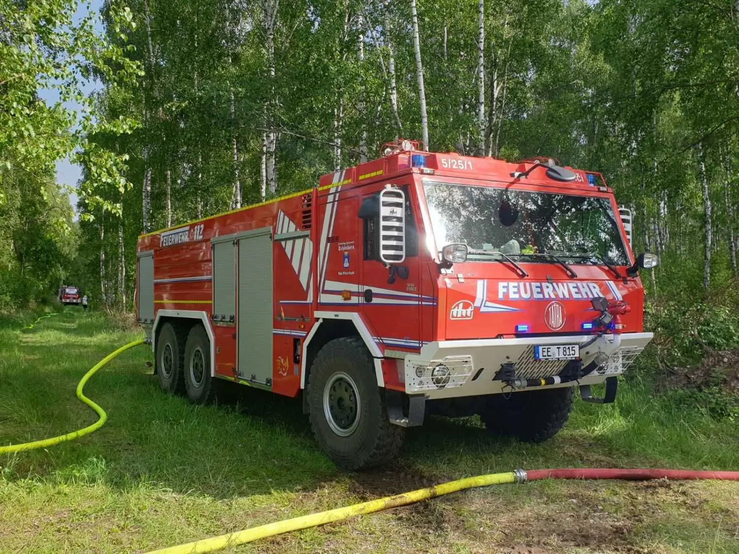 Das inzwischen gar nicht mehr so neue Tanklöschfahrzeug der Schönborner Feuerwehr mit dem space-mäßig klingenden Namen Tatra Force 815 ist in der legendären Tatra-Schmiede in Koprivnice (Mähren) gefertigt und beim tschechischen Gerätespezialisten THT in Policka komplettiert worden. Und hat vor schwerem Gelände mal sowas von keine Angst.