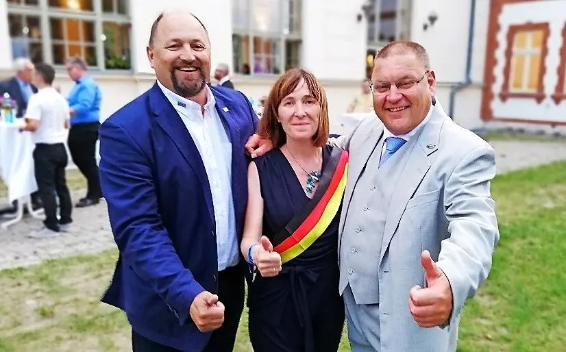 Allen Grund zur Freude: Peter Drenske, Direktkandidat der AfD im Wahlkreis 36 (l.) und Volker Nothing, Direktkandidat der AfD im Wahlkreis 37, haben jeweils das Direktmandat gewonnen. Dafür Daumen hoch auch von Katrin Otto vom AfD-Kreisverband Elbe-Elster.