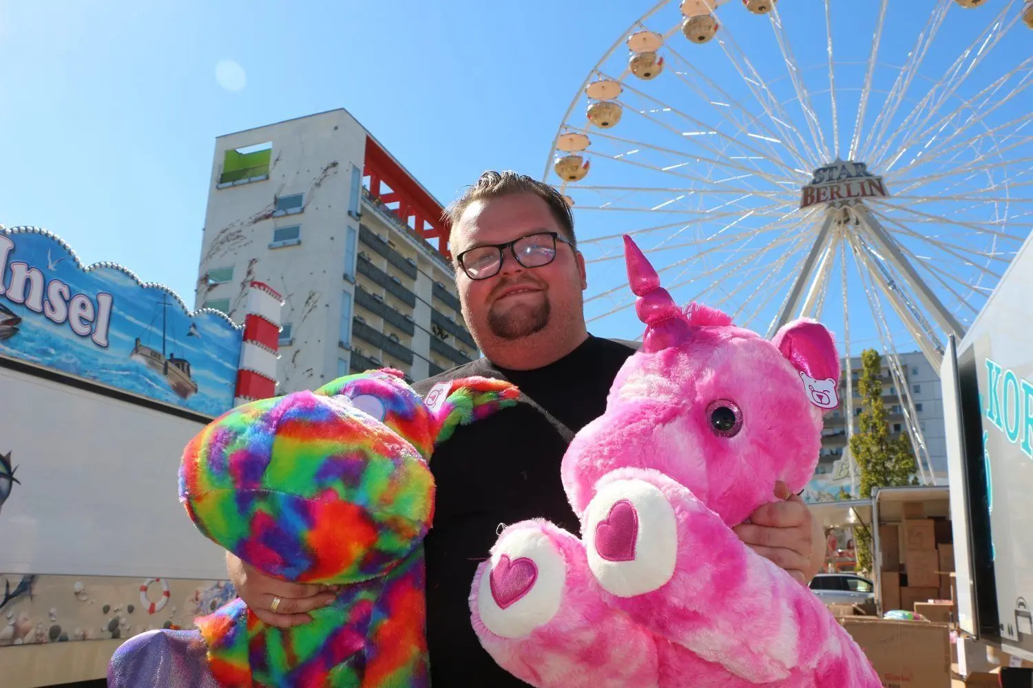 Veranstalter Joe Probst (28), zweiter Vorsitzender vom Lausitzer Schaustellerverband, rettet, was zu retten ist. Übers Stadtfestwochenende vom 10. bis 13. September holt er Riesenrad, Karussel und Co. nach Hoyerswerda.