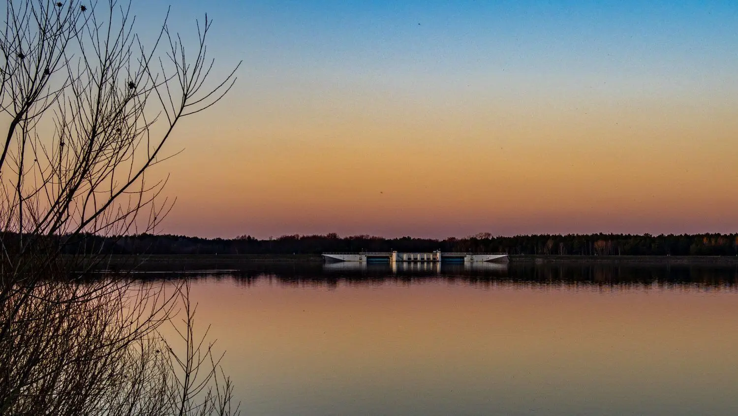Im Abendlicht bietet der Spremberger Stausee einen idyllischen Anblick.