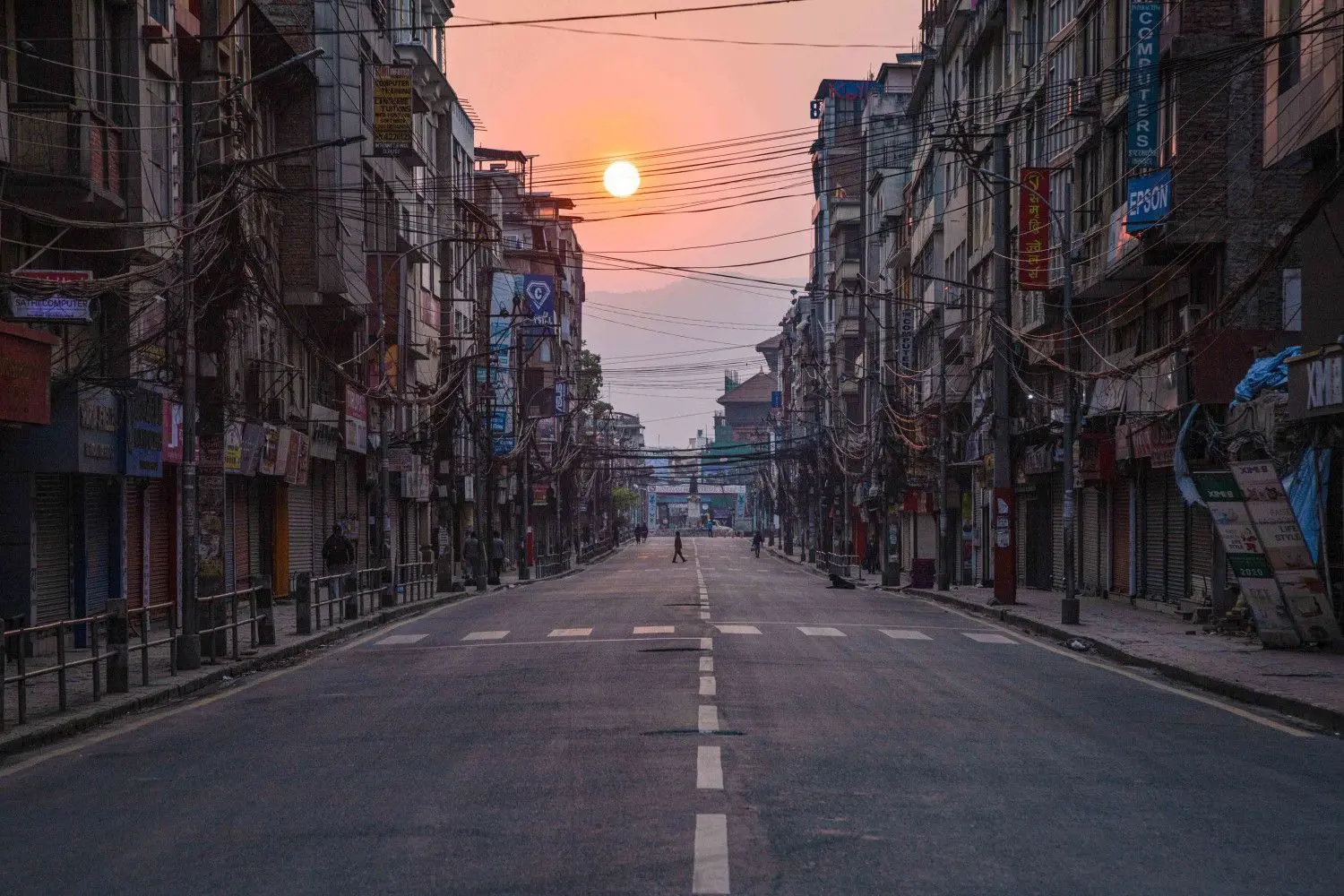 Bilder mit Seltenheitswert: Eine menschenleere Straße während des Sonnenuntergangs in Nepals Hauptstadt Kathmandu. Viele in dem Himalaya-Land leben vom Tourismus, der mit der Coronakrise weltweit eingebrochen ist.