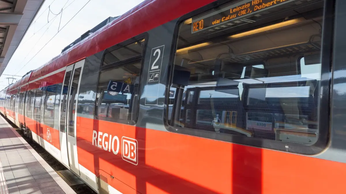 Der RE 10 hier im Bahnhof in Cottbus und die RB 43 fahren im September und Oktober nicht nach Fahrplan.
Bahnhof Cottbus, Zug, Züge, Symbolfoto, Gleis, Gleise, Zugabfahrt, Zugeinfahrt, DB, Deutsche Bahn,