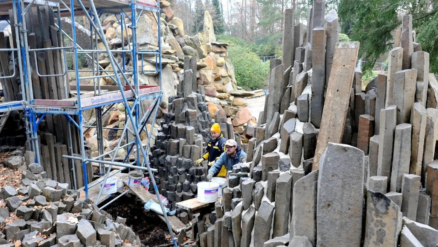 Rico Schrenk und Mario Fröhlig von der Baufirma von Dino Hoffmann aus Gablenz müssen auch nach der Winterpause weitere Arbeiten am Rakotzensemble im Bereich des Wasserlaufs erledigen. Es geht dabei auch das Verfugen von Basaltstelen.