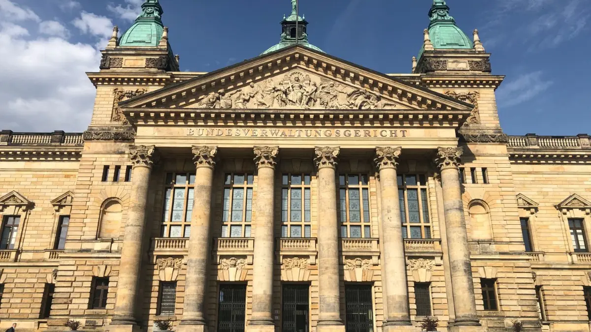 Das Bundesverwaltungsgericht in Leipzig hat am Dienstag über die Planungen für eine neue Stromtrasse nördlich von Berlin verhandelt.
Das Bundesverwaltungsgericht in Leipzig hat am Dienstag über die Planungen für eine neue Stromtrasse nördlich von Berlin verhandelt. Ein Umweltverband, die Gemeinde Birkenwerder (Oberhavel) und ein Hausbesitzer-Ehepaar haben gegen die Pläne geklagt. Sie halten die Trassenwahl für den „Berliner Nordring“ für falsch und sehen verschiedene Fehler im Planungsverfahren.
(Az.: BVerwG 4 A 13.19 und 4 A 14.19)
