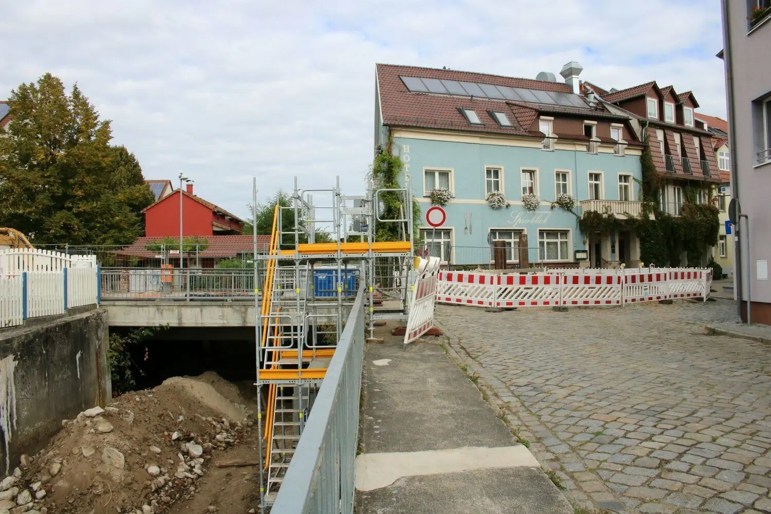 Der Schutzgraben ist zwischen dem Wehr und bis kurz hinter der Brücke Gubener Straße trockengelegt. Der Landesbetrieb bereitet den Bau der Behelfsbücke vor, und die SEL kann die Abwasserhauptdruckleitung verlegen.