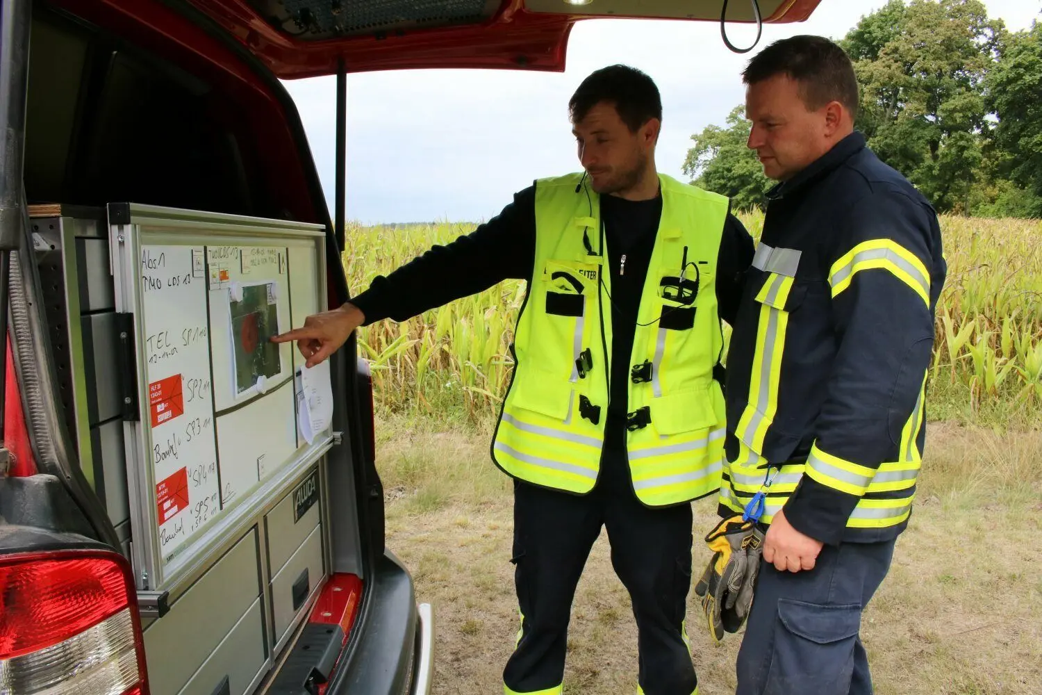 Gemeindebrandmeister Manuel Borch (l.) begleitet den Einsatz. Bei ihm laufen alle Informationen zusammen.
