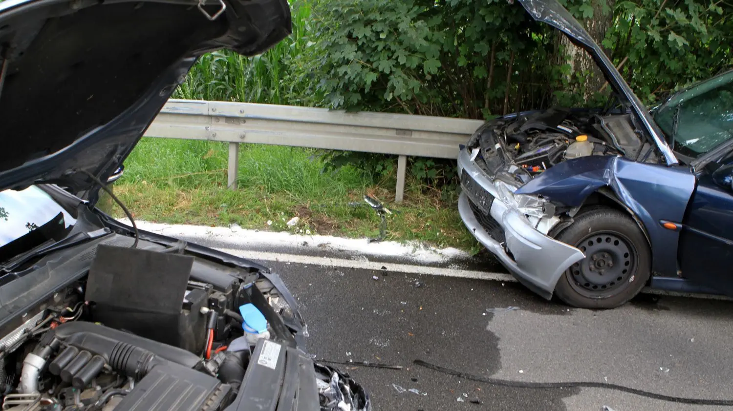 Ein VW ist am Donnerstagnachmittag, 29. Juli, auf der B 169 zwischen Ruhland und Lauchhammer von der Fahrbahn abgekommen. Ein entgegenkommendes Fahrzeug konnte nicht mehr ausweichen.