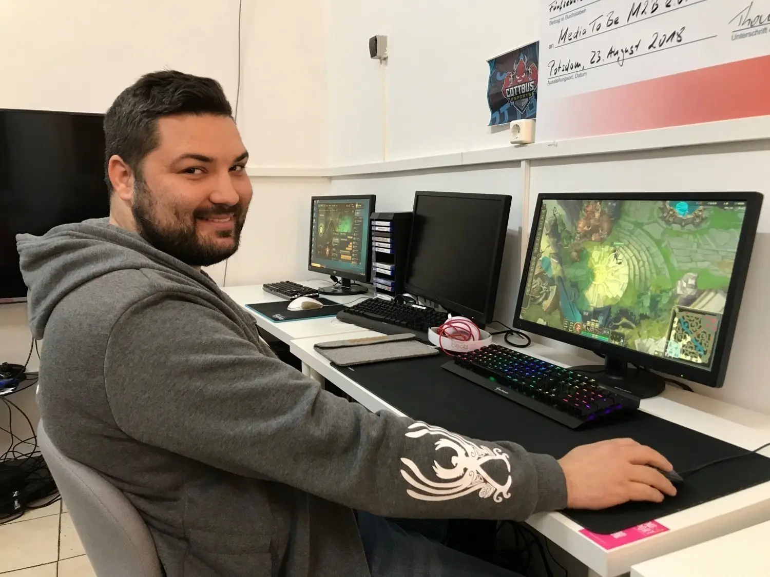Stefan Degner ist Mitglied im Verein Cottbus eSports. Als E-Sportler sieht sich der ehemalige Boxer zwar nicht, wenn im Vereinsteam beim Training aber einmal ein Spieler fehlt, springt er ein.