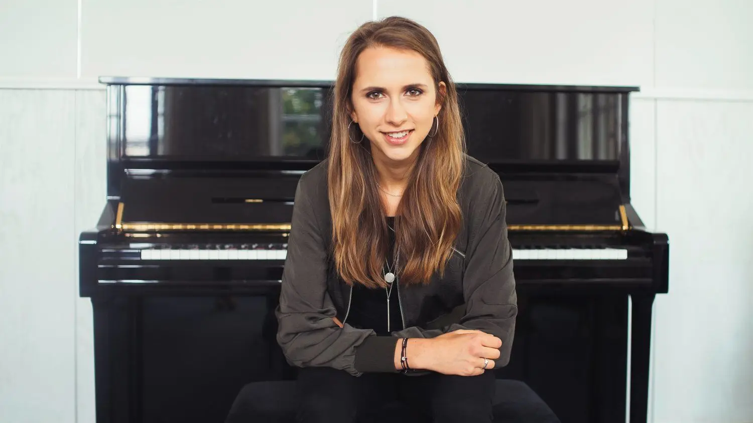 Karoline Weidt (25) aus Bad Liebenwerda. Sie arbeitet als Dozentin für Jazz, Rock und Pop an der Hochschule für Kirchenmusik in Dresden, ist Sängerin, unter anderem in ihrem eigenen Quartett, Komponistin und Gesangslehrerin.