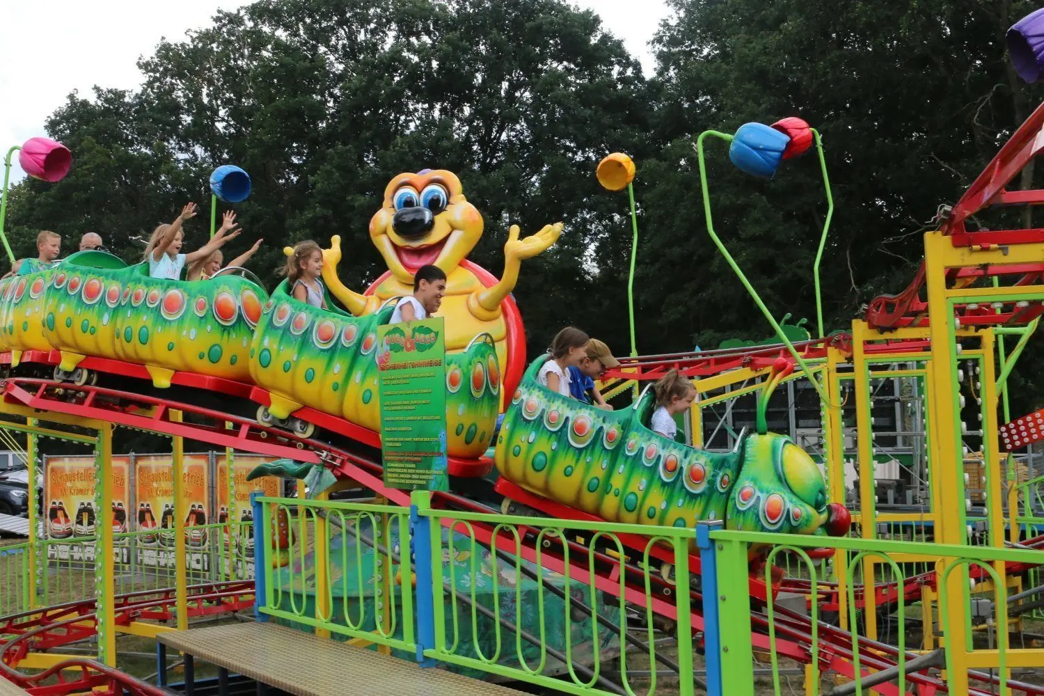 Vor allem die Kinder haben die Karussells am Wochenende in Herzberg genossen, wie hier auf der kleinen Achterbahn.