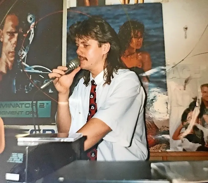 Dirk Dunker in der DJ-Neuzeit - heute legt er unter anderem bei den Silvester- und Ü30-Partys in der Cottbuser Stadthalle, aber auch auf Einschulungsfeiern und Goldenen Hochzeiten auf.⇥