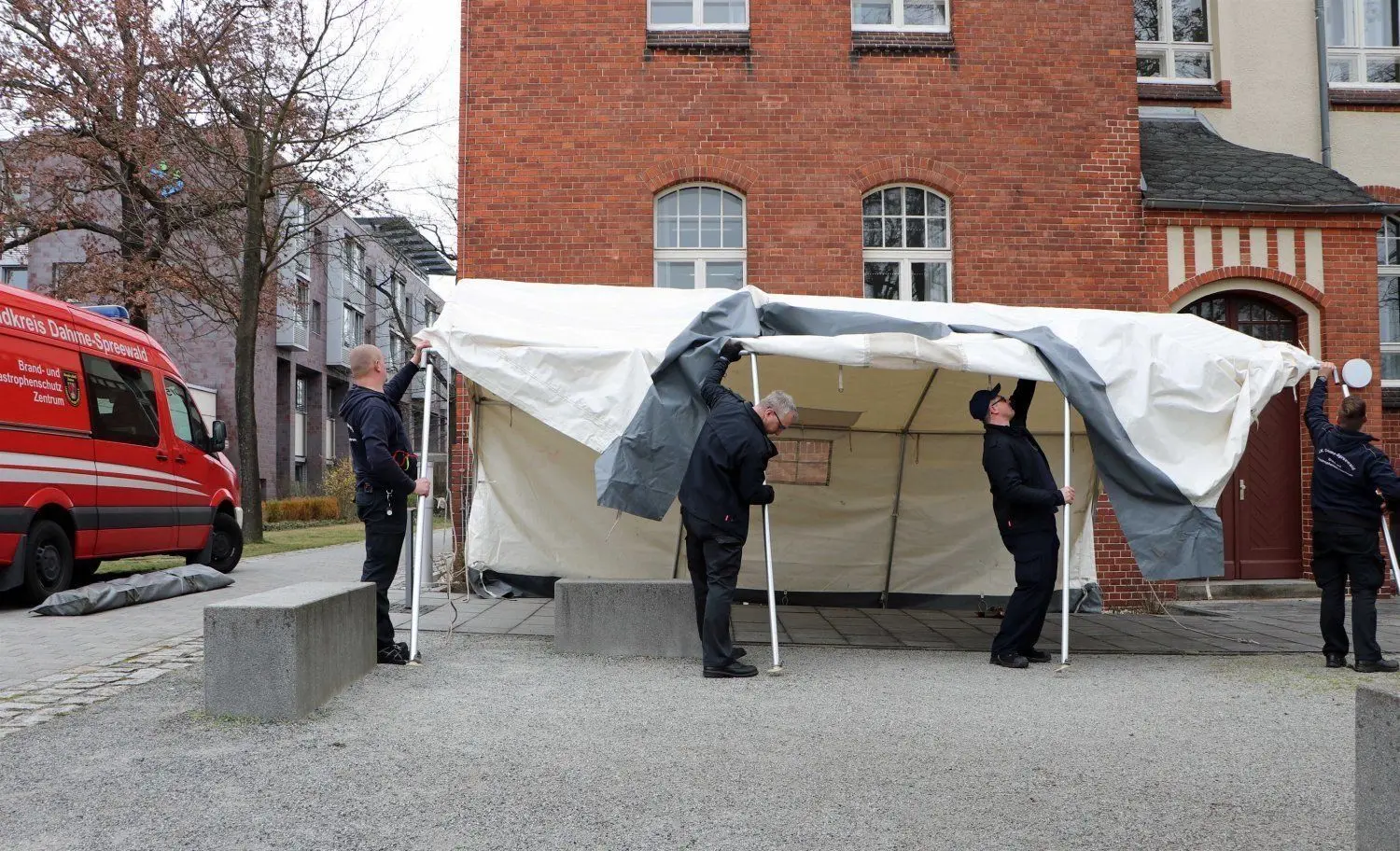 Zu Beginn des Kampfes gegen die Corona-Pandemie hatten Mitarbeiter des Katastrophenschutzes Dahme-Spreewald ein Wartezelt für eine Fieberambulanz an der Spreewaldklinik Lübben errichtet. Später wurden die Teststellen schwerpunktmäßig in Arztpraxen verlegt. Nun zieht der Landkreis eine erste Zwischenbilanz.