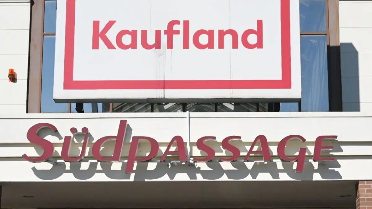 Die Einnahmen aus dem Verkauf des Grundstücks an den Besitzer der Südpassage sollen unter anderem die Finanzierung des Umbaus der Ingenieurschule in Weißwasser absichern.
Ankermieter in der Südpassage am Sachsendamm in Weißwasser ist Kaufland.
