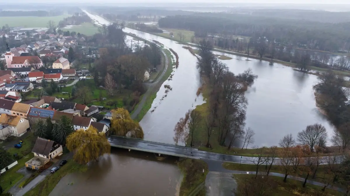 Die Schwarze Elster, hier bei Wahrenbrück, ist über die Ufer getreten. Der Zusammenfluss von Kleiner und Schwarzer Elster (obere Bildmitte) ist kaum noch zu erkennen.
Die Schwarze Elster, hier bei Wahrenbrück, ist über die Ufer getreten. Dier Zusammenfluss von Kleiner und Schwarzer Elster (obere Bildmitte) ist kaum noch zu erkennen.