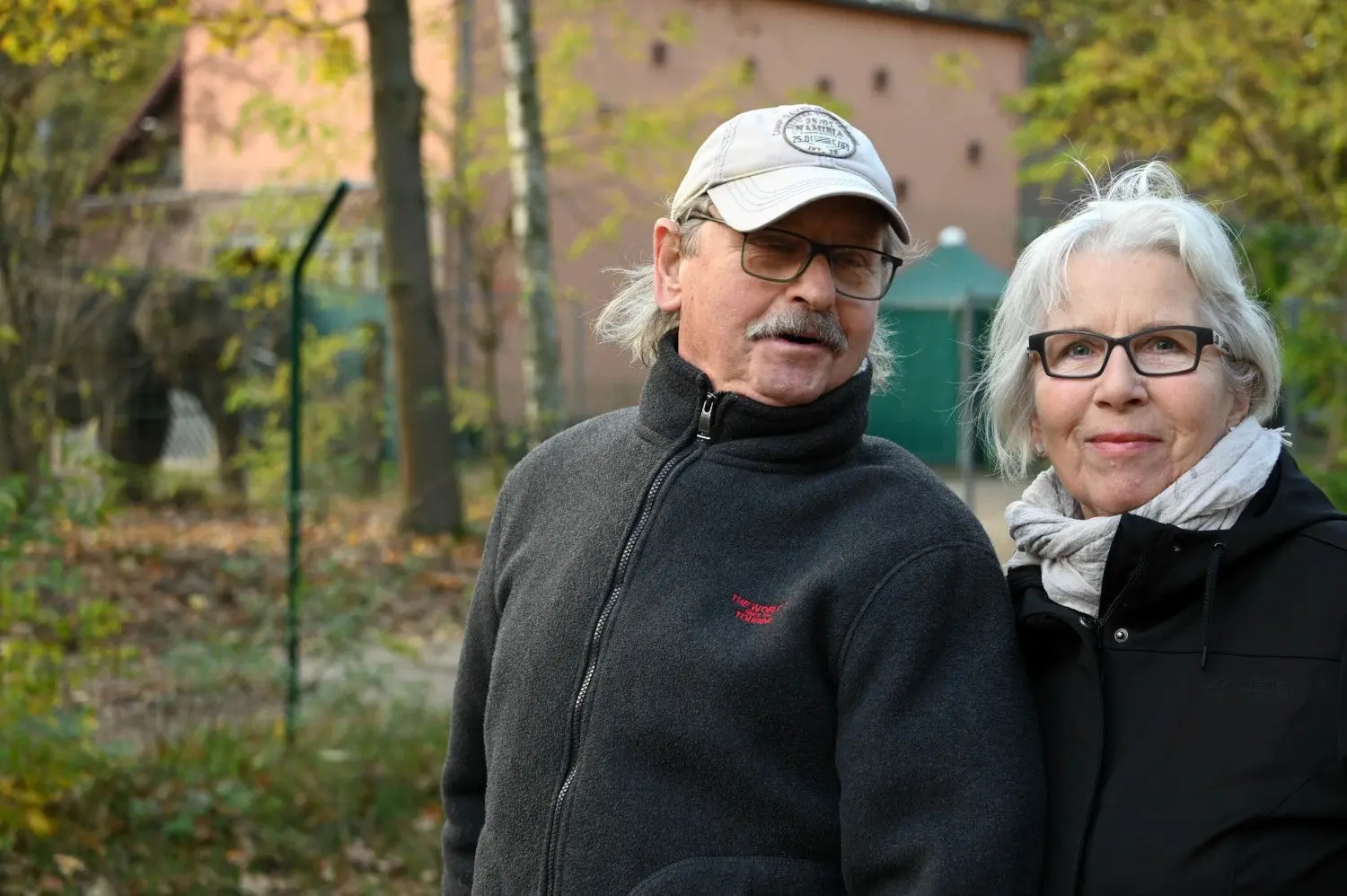 Lothar (80) und Hannelore (70) Hockwin aus Cottbus sagen: „Wir sind heute wie so oft mit dem Fahrrad am Elefanten-Gehege vorbeigefahren und haben gerade erfahren, dass Karla nicht mehr lebt. Das ist traurig. Wir sind sehr oft hier gefahren, haben gewunken und Karla und Sundali gerufen. Manchmal sind sie sogar bis an den Zaun gekommen.“ Lothar Hockwin ist Tenor und vermutet, „vielleicht haben sie sich meine Stimme eingeprägt“. Hannelore Hockwin ist in Cottbus geboren und mit den beiden Elefanten groß geworden. „Und später unsere Kinder“, sagt sie.