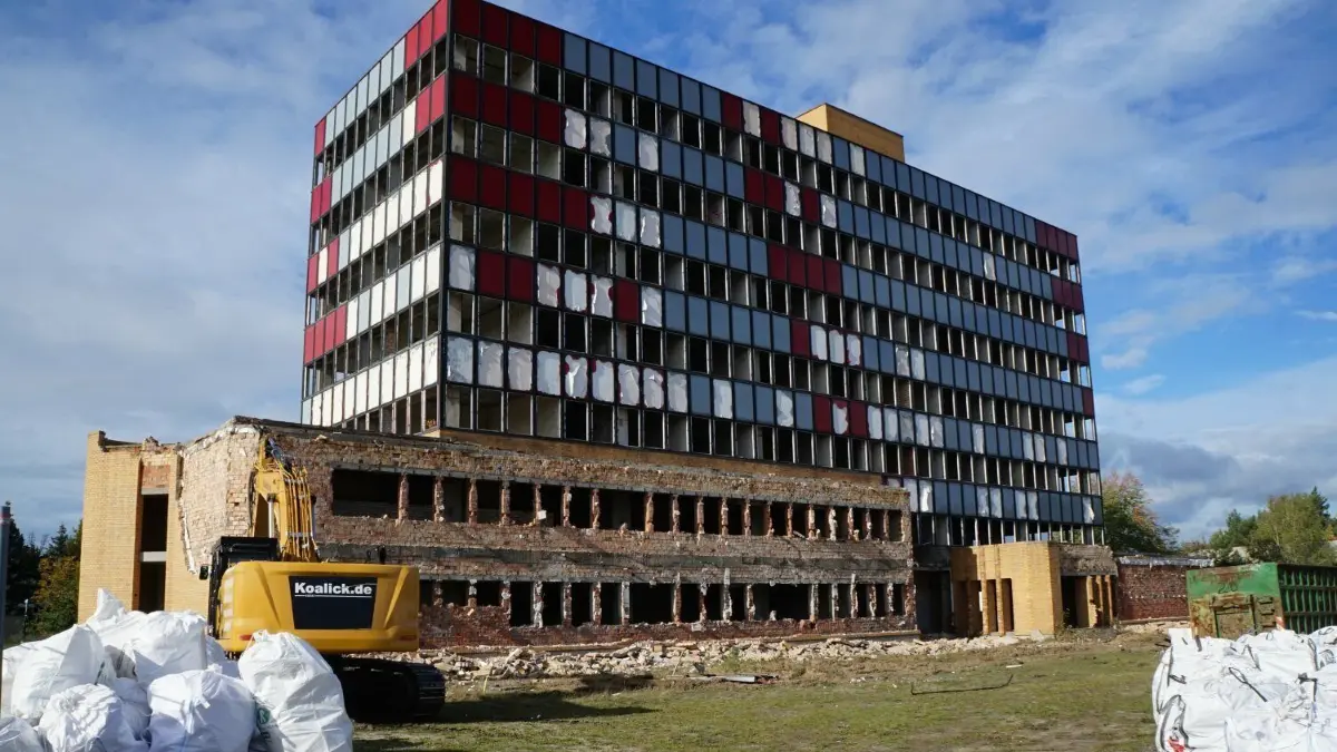 Diesen Anblick vom Oktober 2022 gibt es nicht mehr. Der Siebengeschosser im Woschkower Weg wurde inzwischen abgerissen.
Der aktuelle Bauabschnitt zur Verbesserung der Infrastruktur für das Industrie- und Gewerbegebiet am Woschkower Weg, der Abriss der Klinkerwerksverwaltung, prägt die Stadtsilhouette.