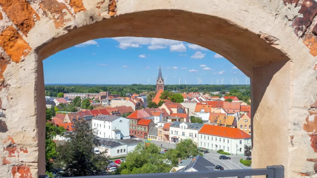 Blick vom Lubwartturm auf die Stadt Bad Liebenwerda. Die Kurstadt darf sich als einzige in der neuen Verbandsgemeinde über einen Einwohnerzuwachs freuen.
Bad Liebenwerda, 20.07.2016, Blick vom Lubwartturm auf die Stadt Bad Liebenwerda, **Foto: Andreas Franke**