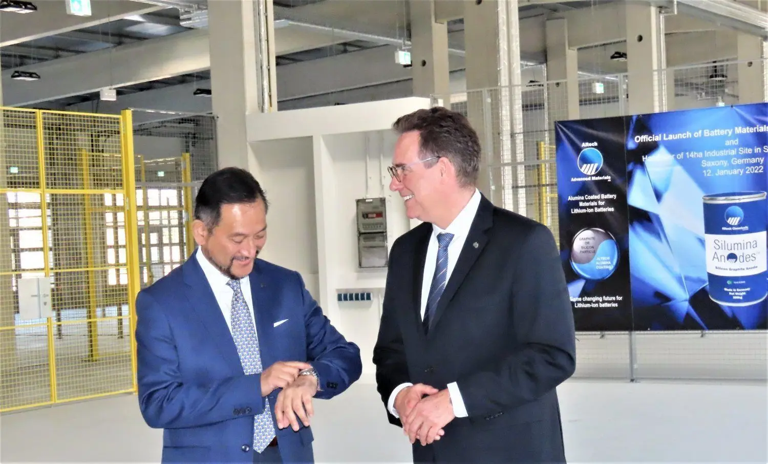 Fototermin der leeren Halle im Dock. Hier soll ab Mai die Pilotanlage für das Unternehmen Altech aufgebaut werden. Hauptaktionär Prinz Yaacob Khyra schaut für Vorstand Uwe Ahrens immer mal wieder auf die Uhr.