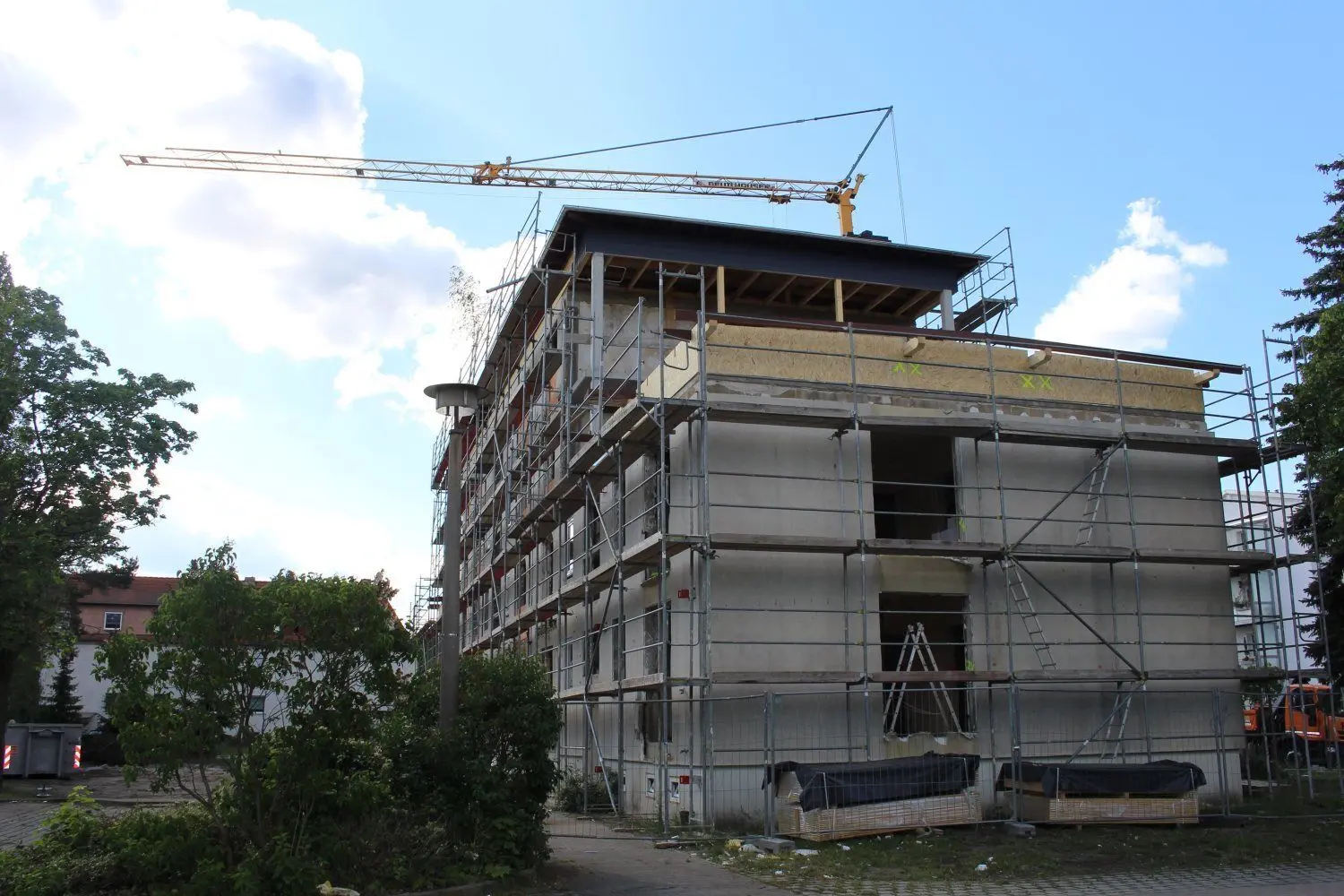 An den Gebäudeseiten werden großzügige Balkone und Terrassen errichtet.