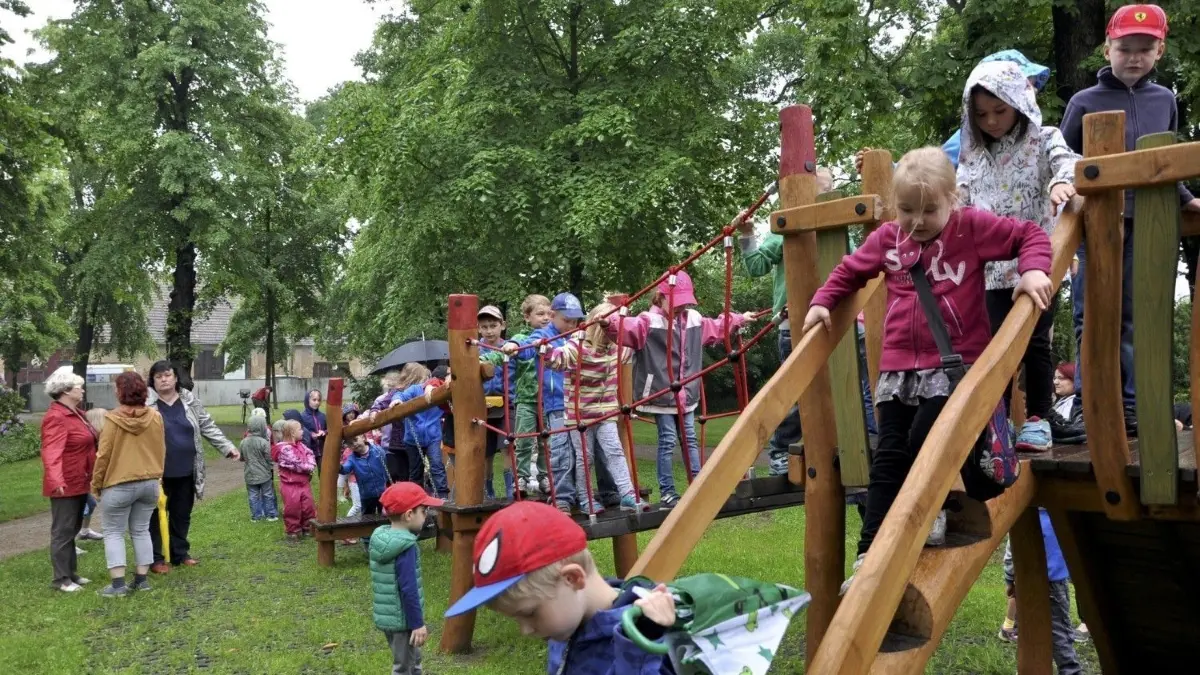Im Elsterwerdaer Stadtzentrum gelegen ist der Spielplatz im Stadtpark. Er soll mit Spielmöglichkeiten für Kleinkinder erweitert werden.
Vor der Übergabe des Spielplatzes in Elsterwerdas Stadtpark gibt es eine Bonbonkette als Dankeschön unter anderem an Christian Heinrich-Jaschinski, Jürgen Riecke und Martina Galonska. Fotos: Frank Claus