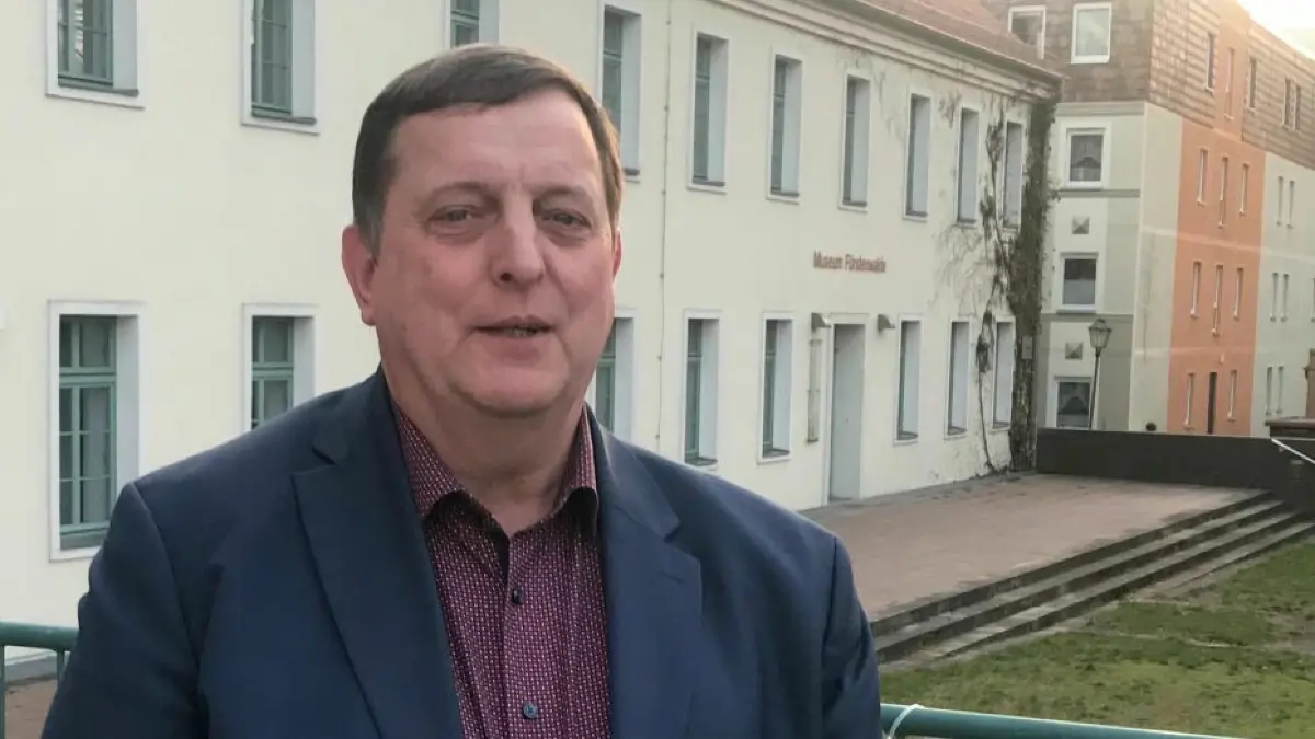 Rainer Galla, Landrats-Kandidat der AfD, vor dem Museum in Fürstenwalde.
Rainer Galla, Landrats-Kandidat der AfD, vor dem Museum in Fürstenwalde.