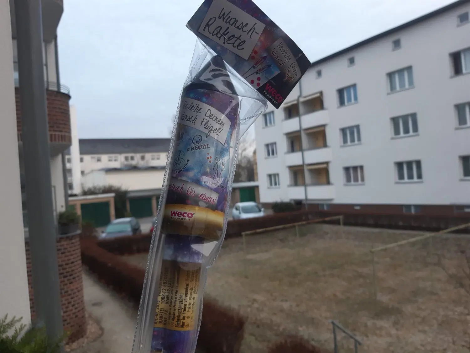 Eine solche Wunsch-Rakete darf, wenn sie aus Beständen der Vorjahre stammt, auch in diesem Jahr zu Silvester gezündet werden. Das Kaufen neuer Feuerwerkskörper für den privaten Gebrauch ist in Deutschland aber auch 2021 verboten.