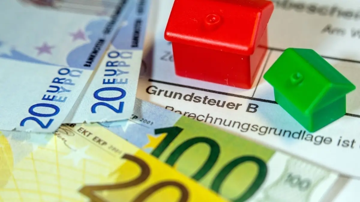 Geringe Dynamik trotz vereinzelter Steigerungen der Preise für Immobilien im Landkreis Ostprignitz-Ruppin. Bodenrichtwerte liefern aufschlussreiche Details. Sie sind auch wichtig für die Grundsteuer.
ILLUSTRATION - Ein Spielzeughaus und die Nachbildung von Euro-Geldscheinen liegen auf einem Abgabenbescheid für die Entrichtung der Grundsteuer. Der Umgang des Landes Schleswig-Holstein mit der neuen Steuererklärung stößt auf massive Kritik der FDP. (zu dpa «Nord-FDP rügt Umgang des Landes mit der Grundsteuer») +++ dpa-Bildfunk +++