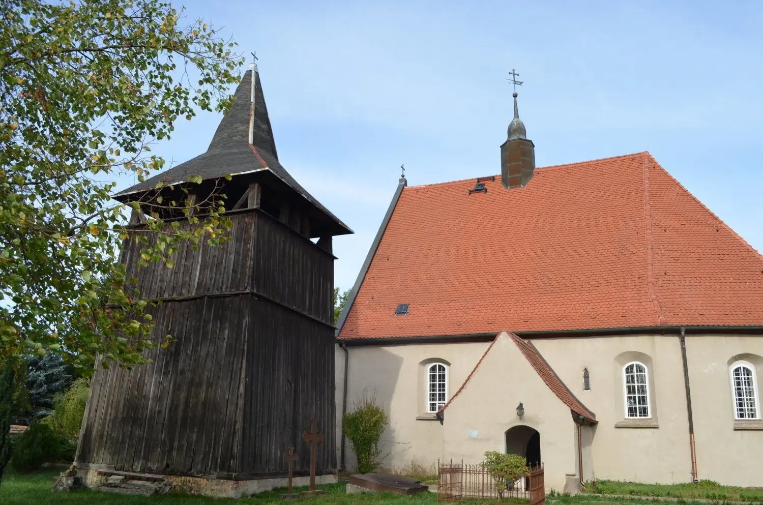 Der Glockenturm der Kirche in Lauta Dorf wird 2020 saniert.