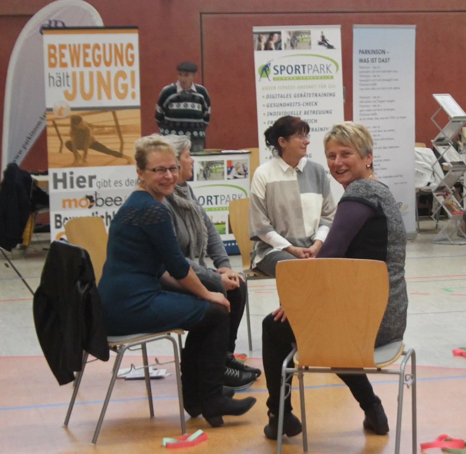 Zwei Mitarbeiterinnen des Lübbener Pflegestützpunkts hatten selbst Spaß als Teilnehmerinnen an einer der theoretischen und praktischen Runden, mit denen die Messe in der Lübbener Mehrzweckhalle bereichert wurde.