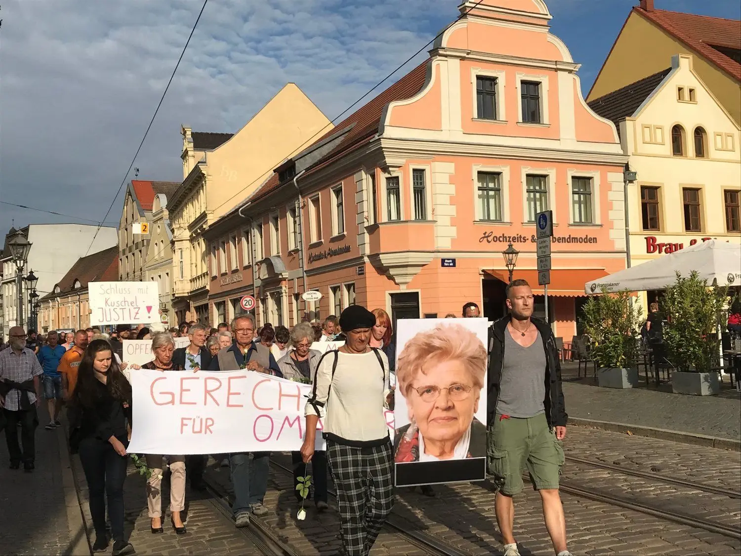 Anhänger von Zukunft Heimat beim Schweigemarsch zum Gedenken an die ermordete Gerda K.