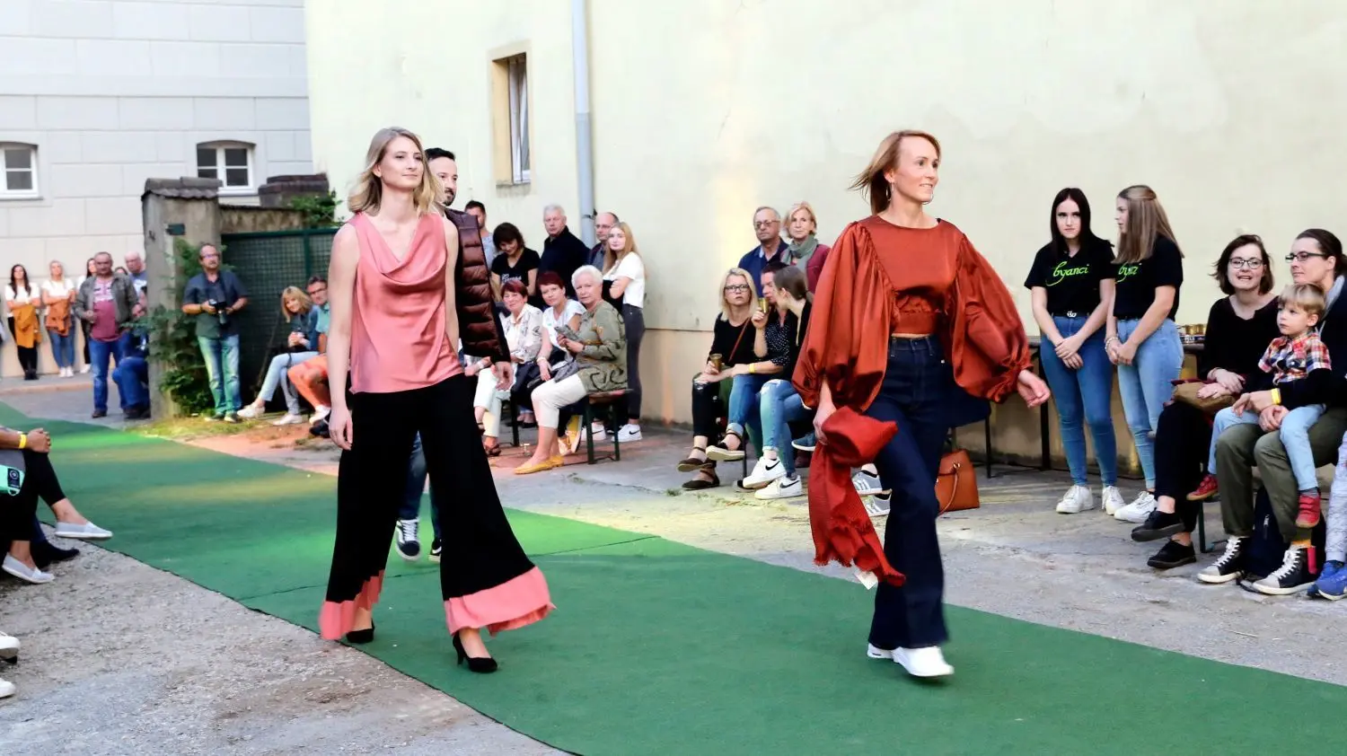 Luckaer Eventmeile: 45 Meter legten die Models bei der Modenschau von "byanci" auf dem grünen Laufsteg zurück. Die Zuschauer konnten sich gut verteilen und saßen oder standen sozusagen fast alle "in der ersten Reihe."