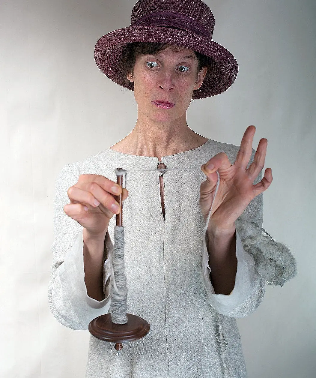 Puppenspielerin Madame Rosa erzählt Spinngeschichten im Museumscafé in Bad Liebenwerda.