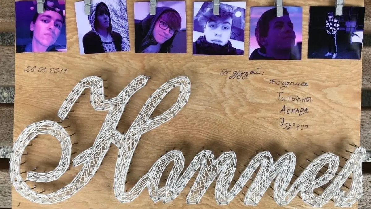 Hangelsberg Diese Tafel haben Freunde von Hannes in Kirgisien zur Erinnerung an ihren verstorbenen Freund gebastelt. (Foto aufgenommen in Hangelsberg, wo die Eltern des Jungen leben)
Diese Tafel haben Freunde von Hannes in Kirgisien zur Erinnerung an ihren verstorbenen Freund gebastelt. (Foto aufgenommen in Hangelsberg, wo die Eltern des Jungen leben)