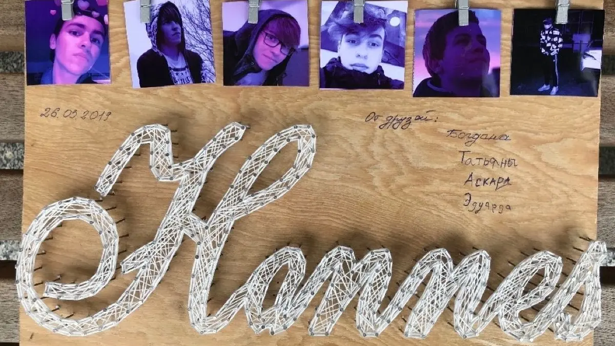 Hangelsberg Diese Tafel haben Freunde von Hannes in Kirgisien zur Erinnerung an ihren verstorbenen Freund gebastelt. (Foto aufgenommen in Hangelsberg, wo die Eltern des Jungen leben)
Diese Tafel haben Freunde von Hannes in Kirgisien zur Erinnerung an ihren verstorbenen Freund gebastelt. (Foto aufgenommen in Hangelsberg, wo die Eltern des Jungen leben)