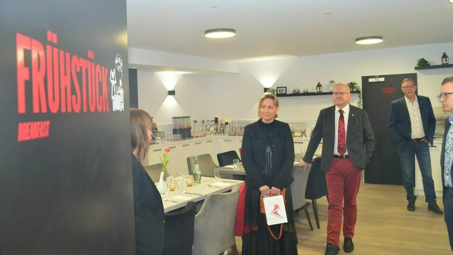 Blick in den neuen Frühstücksraum: Das Hotel in der Bautzener Allee in Hoyerswerda ist in den vergangenen zwölf Monaten saniert worden.