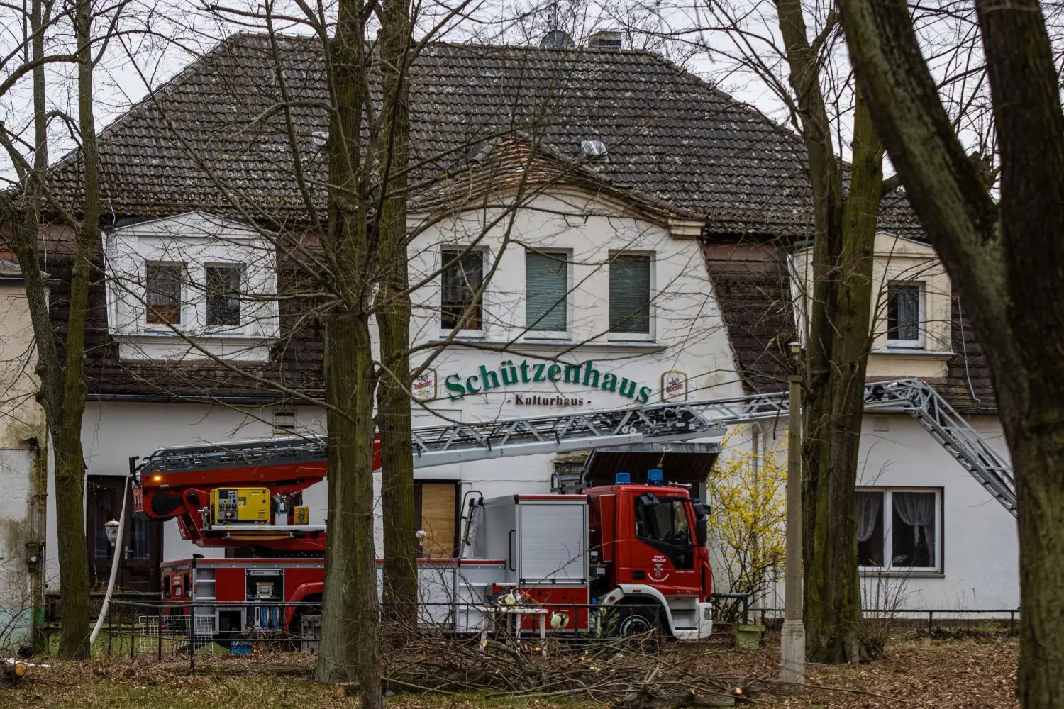 29.03.2020, Brandenburg, Drebkau: Brand im Drebkauer Volkshaus: Das Drebkauer Volkshaus wurde bei einem Brand in der Nacht zum Sonntag vollständig zerstört. 60 Kameradinnen und Kameraden der Drebkauer Feuerwehr und von Wehren der umliegenden Ortsteile sowie aus Cottbus konnten mit 15 Fahrzeugen verhindern, dass sich das Feuer auf das Schützenhaus und andere angrenzende Gebäude ausbreitete. Die Kriminalpolizei nahm die Brandursachenuntersuchung auf.Foto: Frank Hammerschmidt