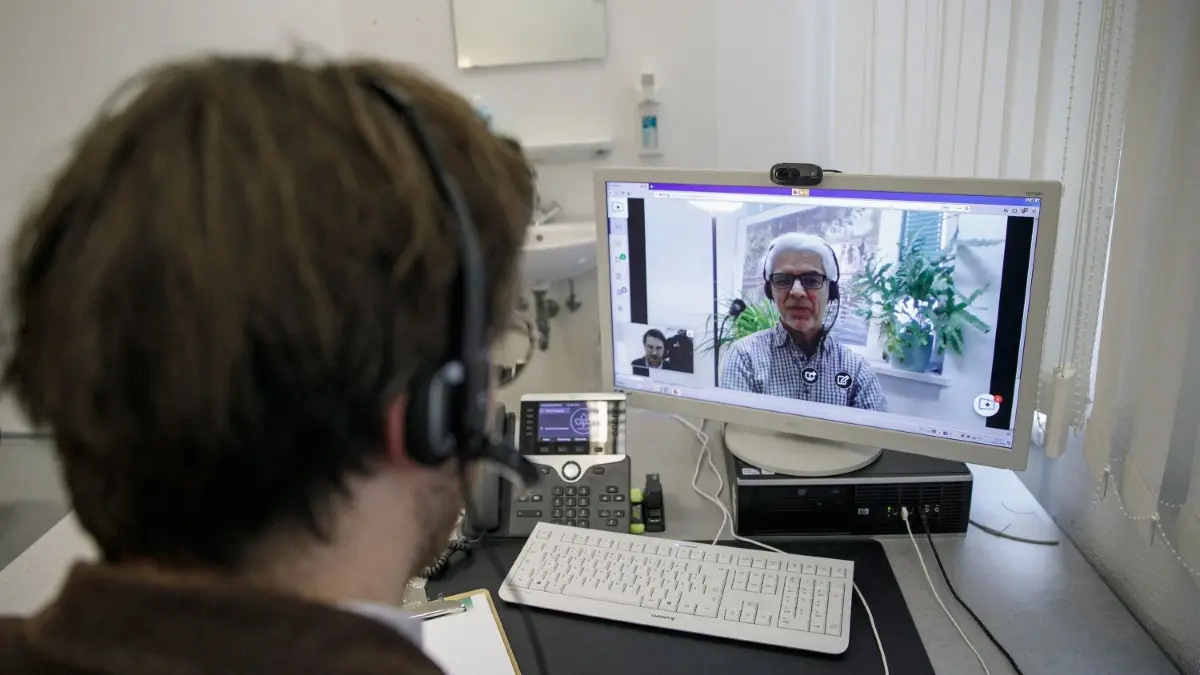 Was in Berlin an einigen Stellen schon umgesetzt wird - hier zeigt Alexander Kugelstadt, Facharzt für Psychosomatische Medizin und Psychotherapie, im Institut für psychogene Erkrankungen mit einem Mitarbeiter den Ablauf einer Videosprechstunde - soll es nach dem Wunsch der Stadt bald auch in Luckau geben. Luckau möchte Modellregion für Telemedizin werden.
15.01.2019, Berlin: ILLUSTRATION - In einer inszenierten Szene zeigt Alexander Kugelstadt, Facharzt für Psychosomatische Medizin und Psychotherapie, mit einem Mitarbeiter, der die Rolle des Patienten (Bildschirm) darstellt, eine Videosprechstunde im Institut für psychogene Erkrankungen. Seit 2017 werden Videosprechstunden als Kassenleistung vergütet. In der Hauptstadtregion gehört die Behandlung am Bildschirm aber noch längst nicht zum Standard. (zu "Virtueller Raum statt Wartezimmer: Videosprechstunde beim Arzt" vom 13.02.2019) Foto: Carsten Koall/dpa +++ dpa-Bildfunk +++